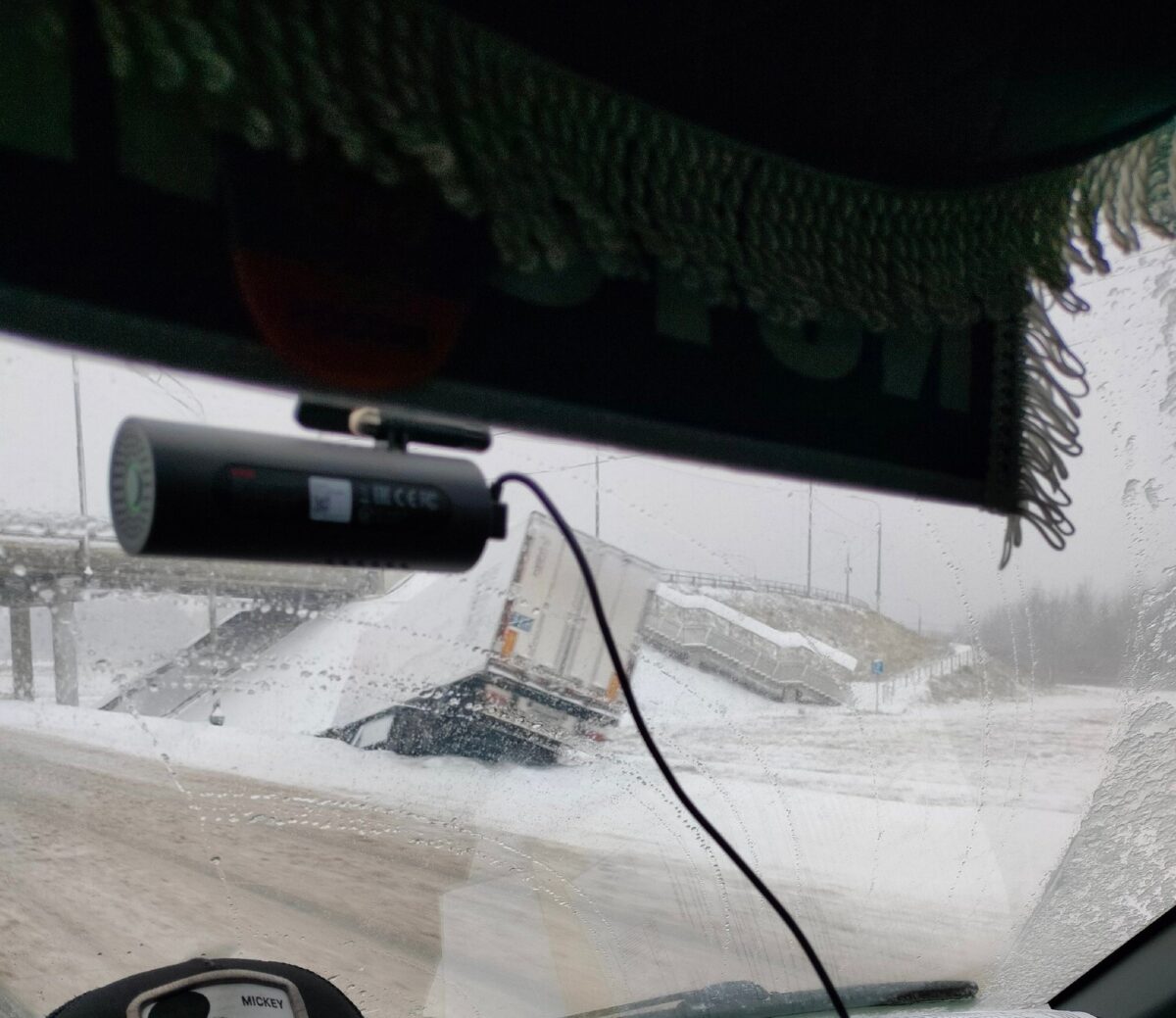 Под Тверью на развязке фура "сошла" в кювет