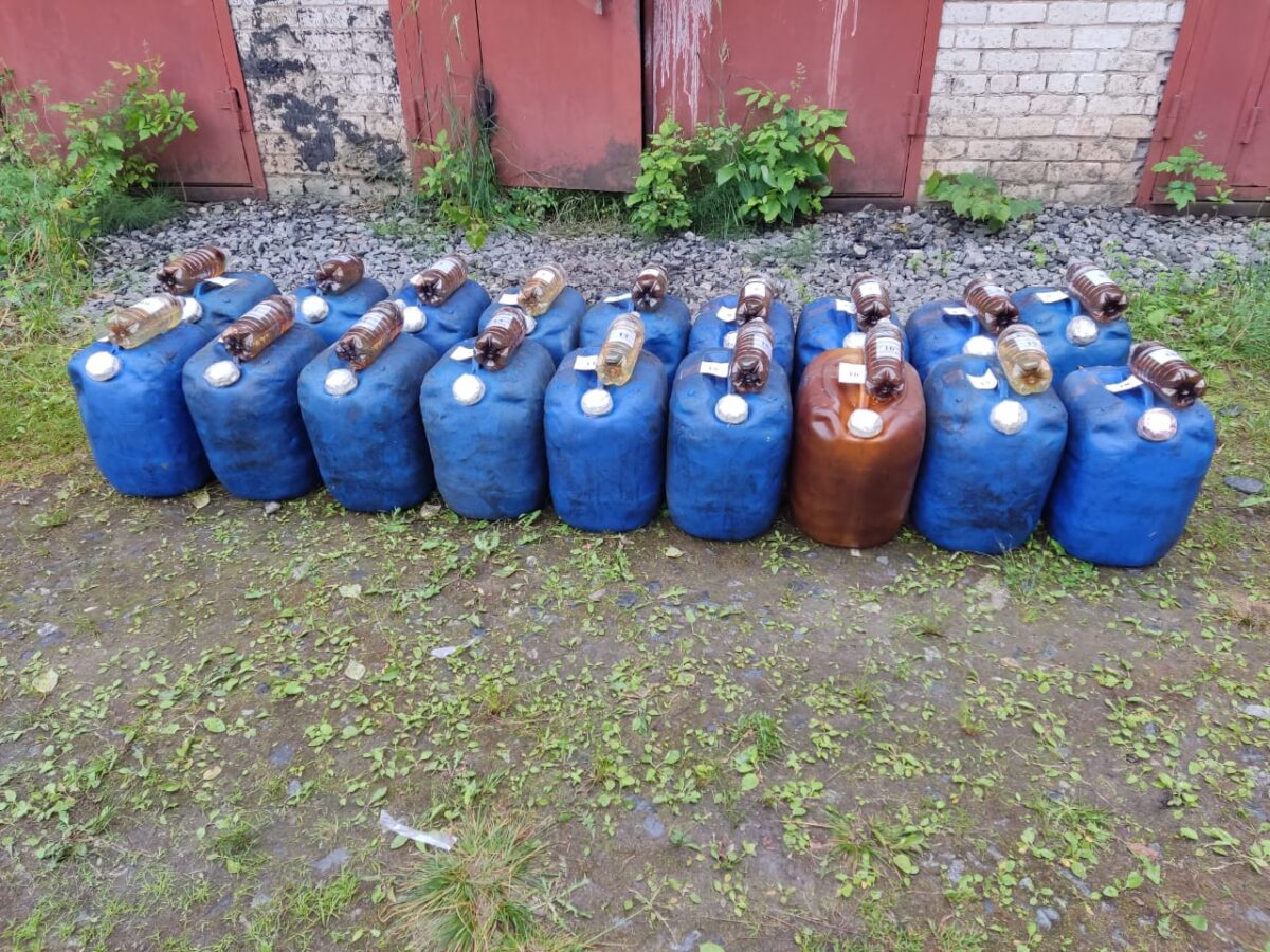 Больше полтонны дизельного топлива слил помощник машиниста тепловоза в Тверской области