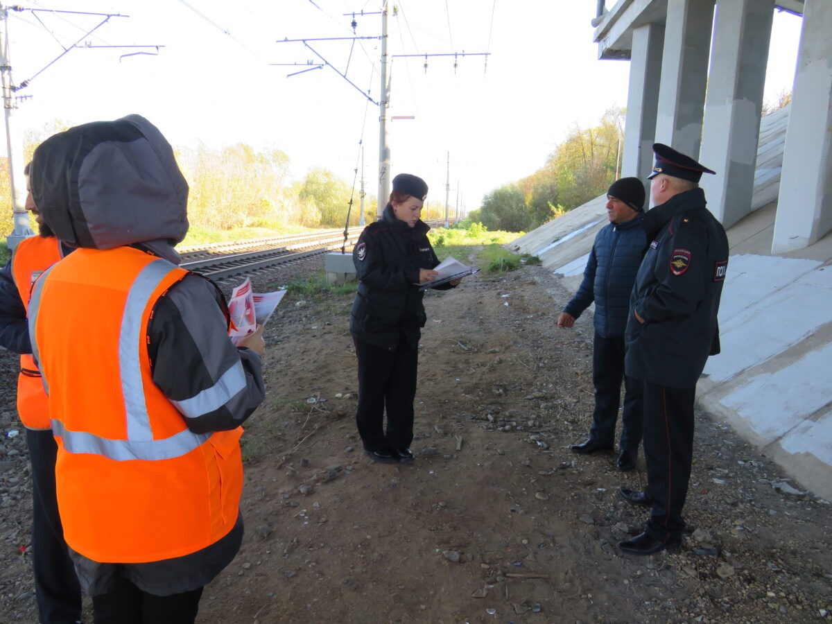 В Твери поймали 12 человек, пытавшихся перейти дорогу в опасном месте