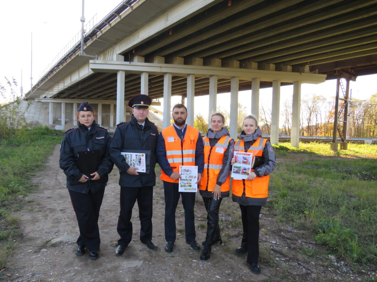 В Твери поймали 12 человек, пытавшихся перейти дорогу в опасном месте