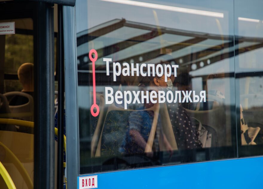 В Твери мужчина с кастетом и ножом попытался выломать дверь автобуса В Твери мужчина с кастетом и ножом попытался выломать дверь автобуса