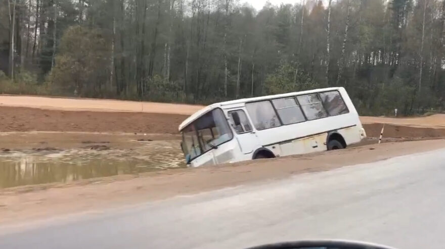 Под Тверью автобус съехал с дороги в канаву