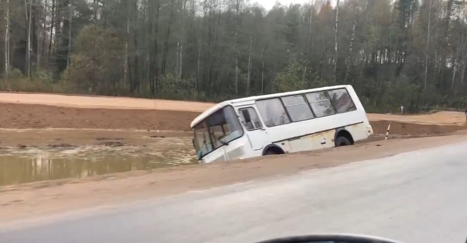 Под Тверью автобус съехал с дороги в канаву
