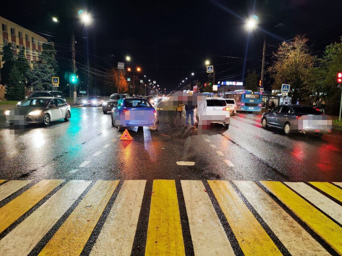 На проспекте в Твери одна иномарка «догнала» другую