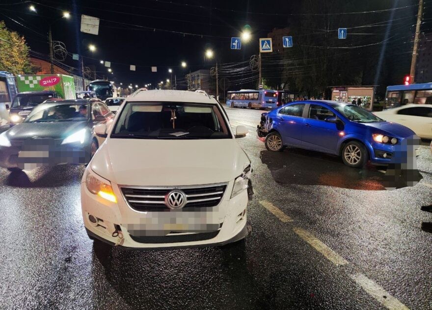 На проспекте в Твери одна иномарка «догнала» другую