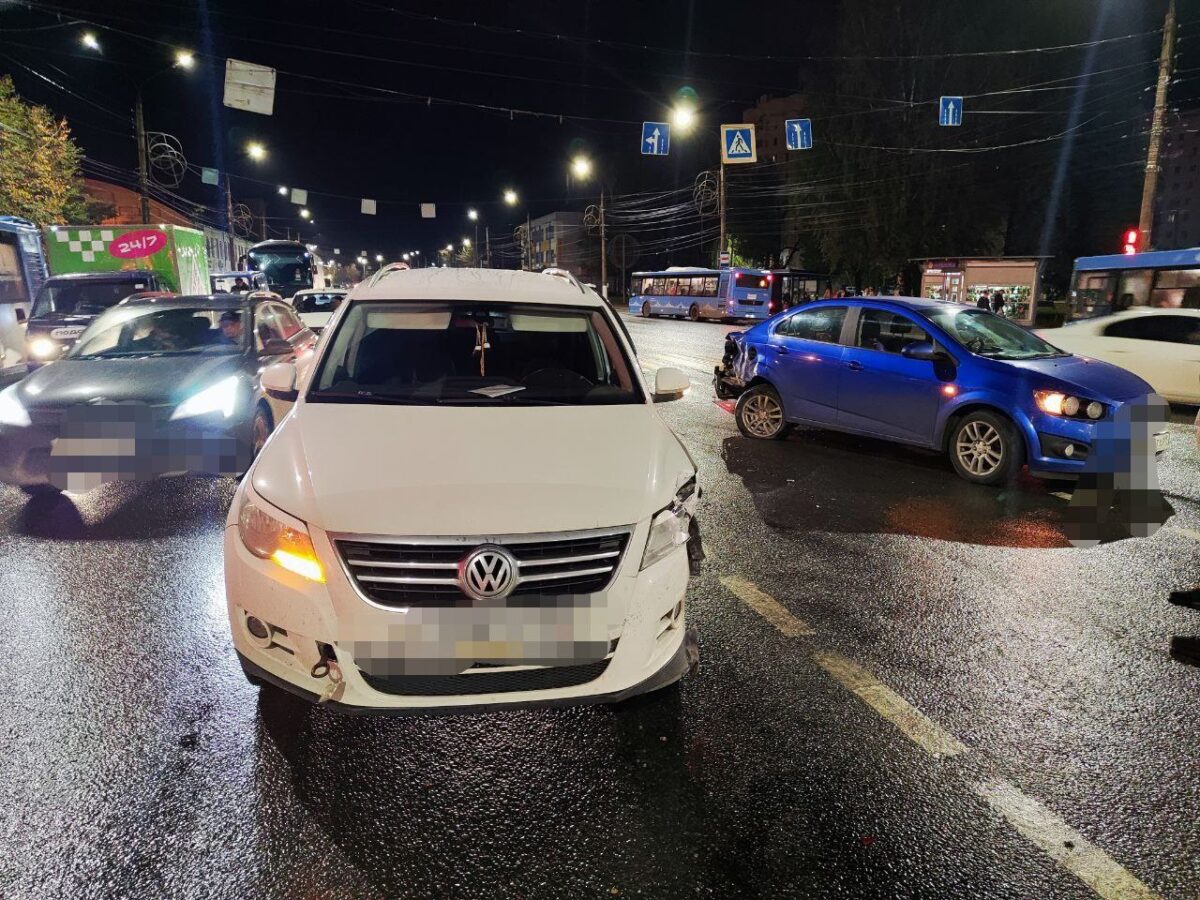 На проспекте в Твери одна иномарка «догнала» другую
