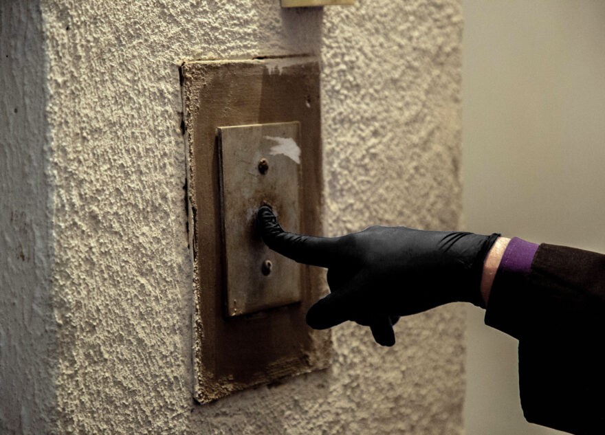 Жительница Твери осталась без денег и квартиры