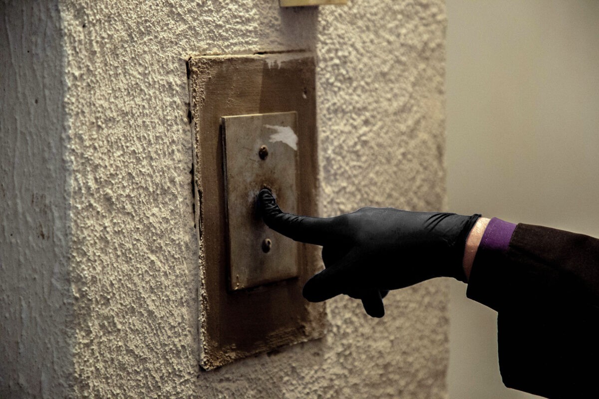 Жительница Твери осталась без денег и квартиры