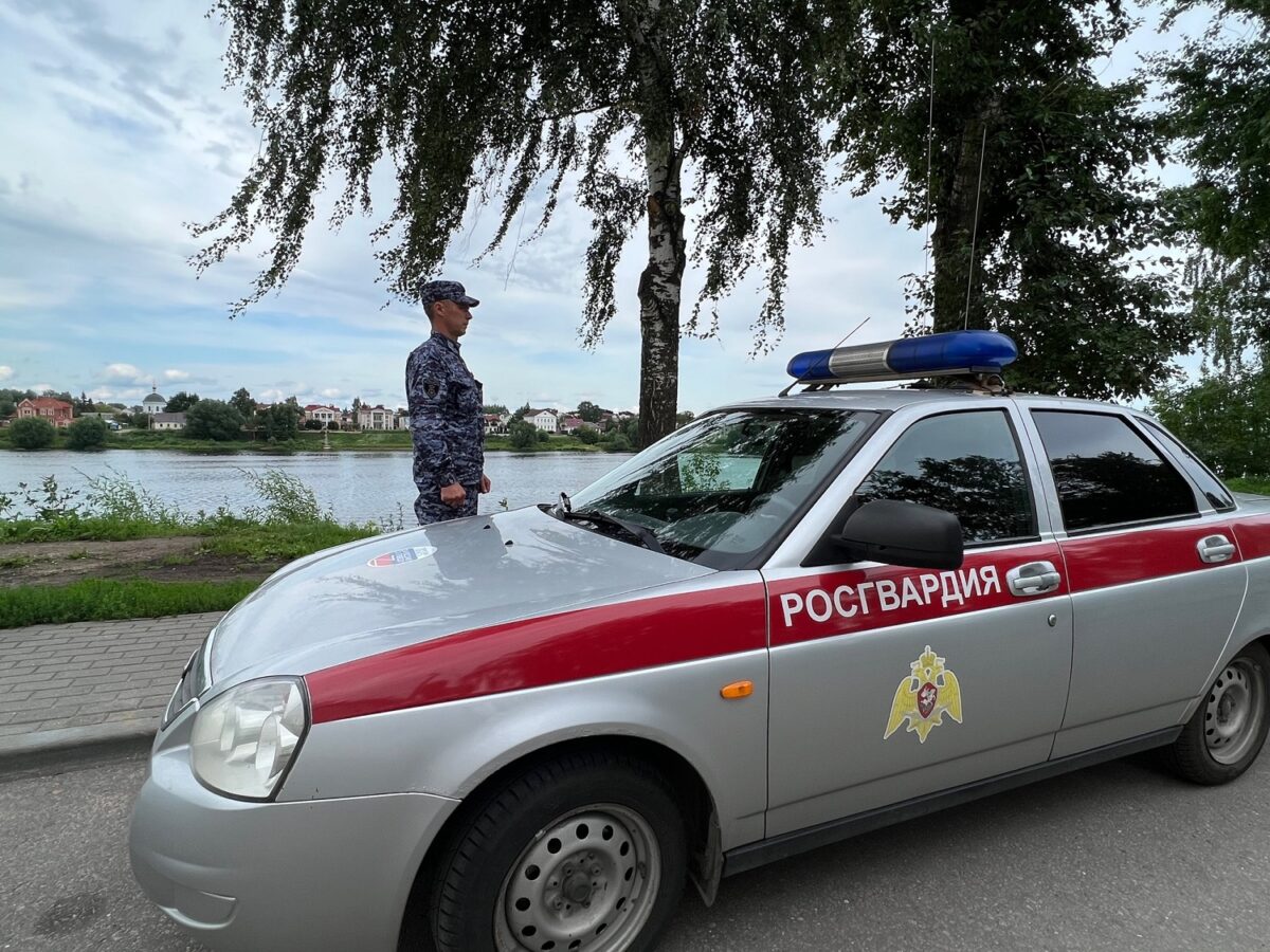 Судимый житель Твери среди ночи ограбил рюмочную