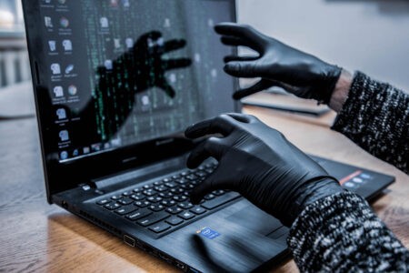 Неизвестный убедил продавца обувного магазина перевести крупную сумму из кассы Неизвестный убедил продавца обувного магазина перевести крупную сумму из кассы