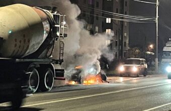 На дороге в Твери загорелась легковушка На дороге в Твери загорелась легковушка
