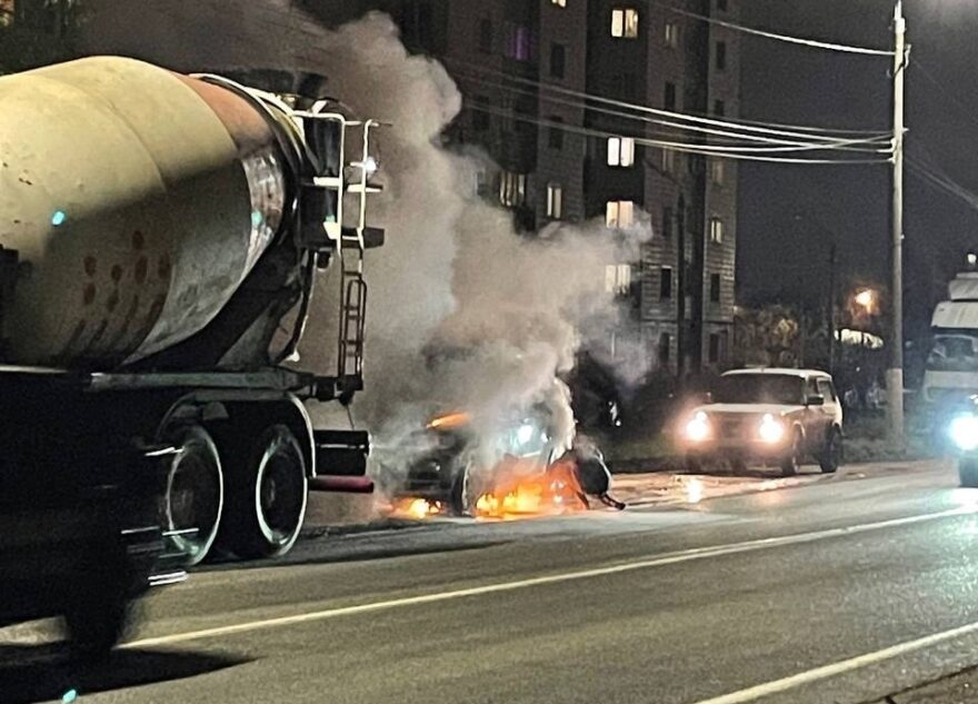 На дороге в Твери загорелась легковушка
