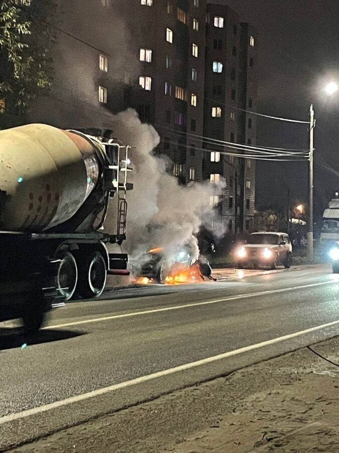 На дороге в Твери загорелась легковушка