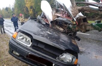 Опубликованы новые фото с места столкновения ВАЗа с трактором в Тверской области