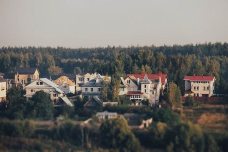 46% россиян, желающих иметь недвижимость за городом, хотели бы построить дом «с нуля»