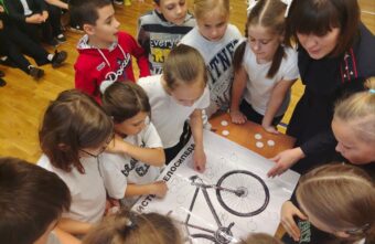 «Карусель ПДД»: тверские школьники собирали пазлы и маневрировали на самокатах