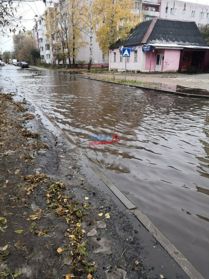 В Московском районе Твери затопило улицу