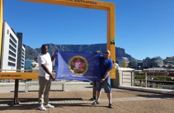 Поисковики из Тверской области развернули флаг отряда "Подвиг" в ЮАР Поисковики из Тверской области развернули флаг отряда "Подвиг" в ЮАР