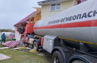 Автоцистерна с пропаном врезалась в жилой дом в Тверской области