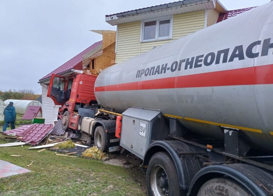 Автоцистерна с пропаном врезалась в жилой дом в Тверской области Автоцистерна с пропаном врезалась в жилой дом в Тверской области