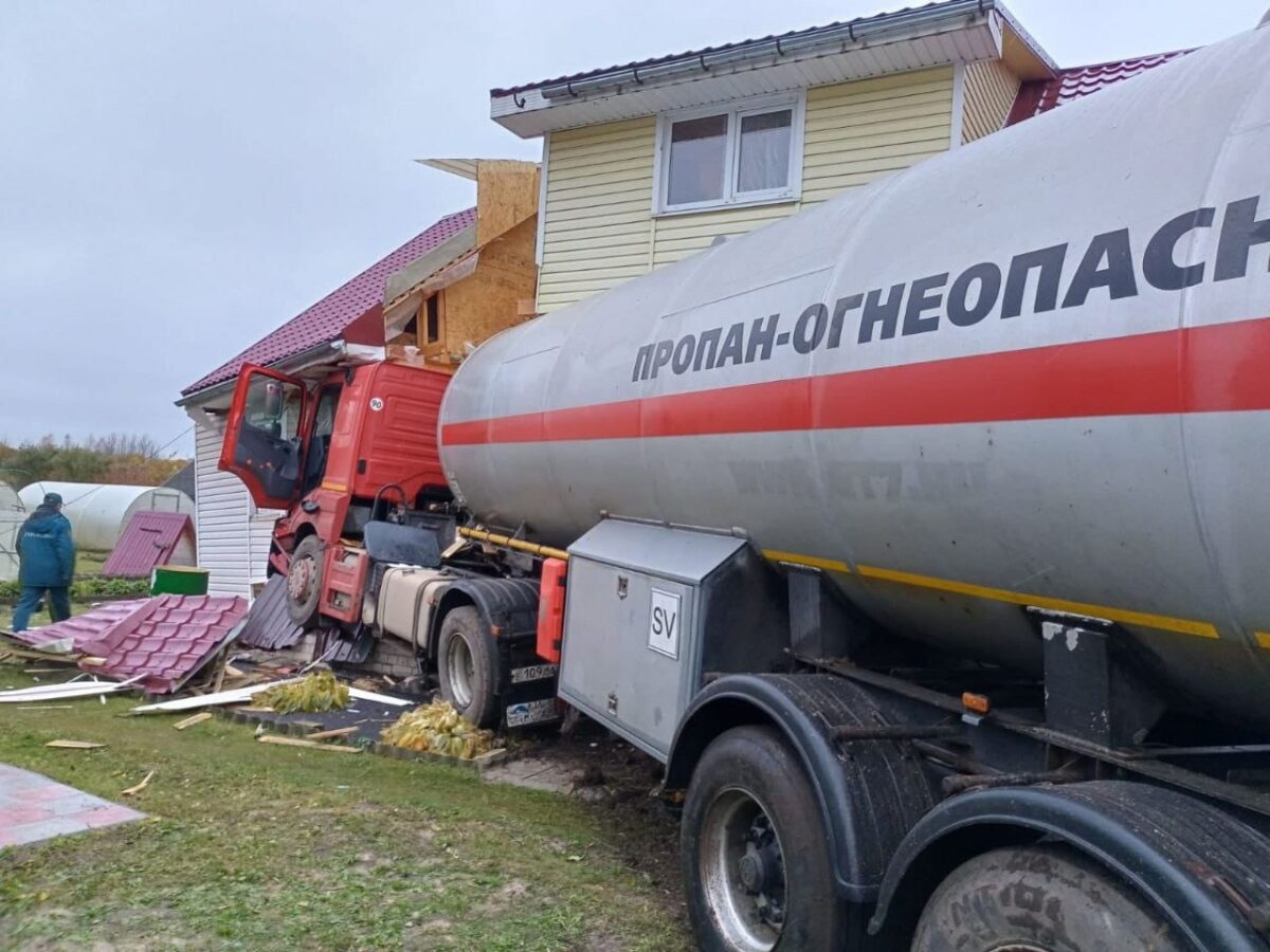 Автоцистерна с пропаном врезалась в жилой дом в Тверской области Автоцистерна с пропаном врезалась в жилой дом в Тверской области
