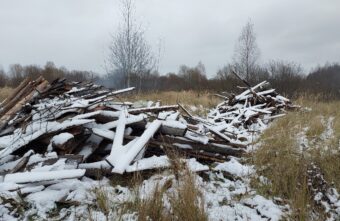 Жители Тверской области пожаловались на кучи гниющих досок у водоёма