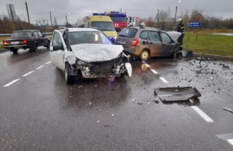 Четыре человека попали в больницу после столкновения двух "Лад" в Тверской области Четыре человека попали в больницу после столкновения двух "Лад" в Тверской области