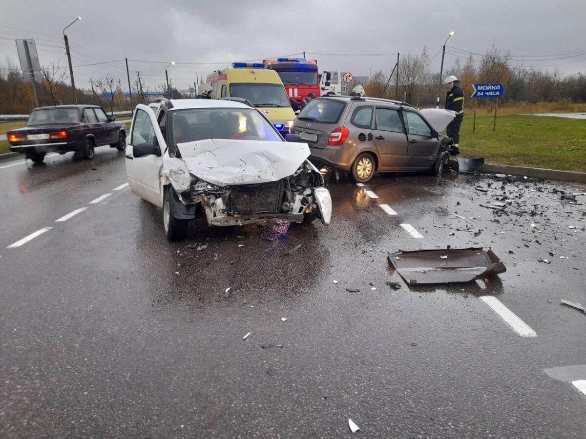 Четыре человека попали в больницу после столкновения двух "Лад" в Тверской области