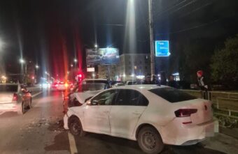 В Твери при перестроении иномарка собрала "паровозик" из пяти машин В Твери при перестроении иномарка собрала "паровозик" из пяти машин
