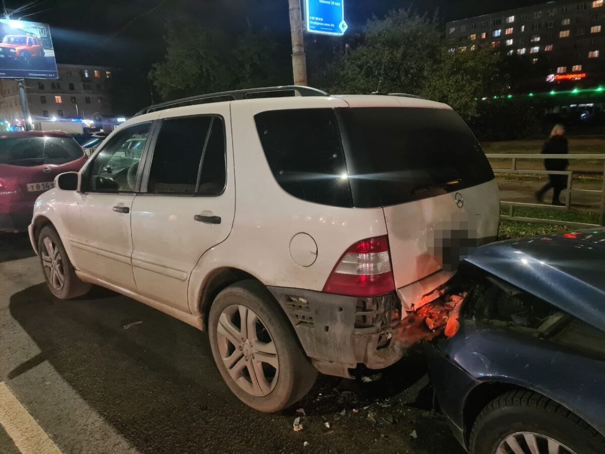 В Твери при перестроении иномарка собрала "паровозик" из пяти машин