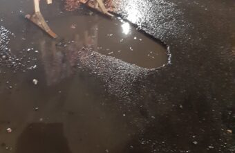 Пять водителей угодили в яму на дороге в Твери Пять водителей угодили в яму на дороге в Твери