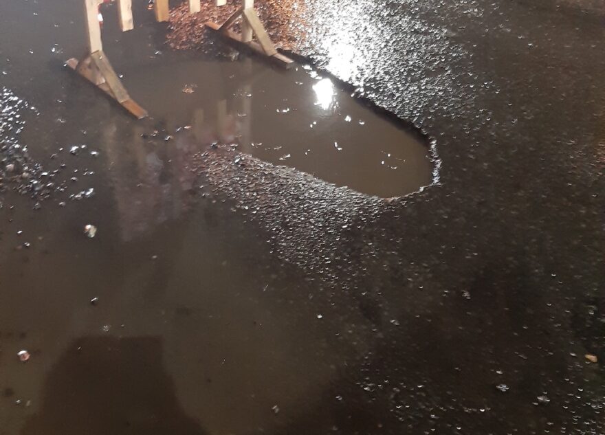 Пять водителей угодили в яму на дороге в Твери