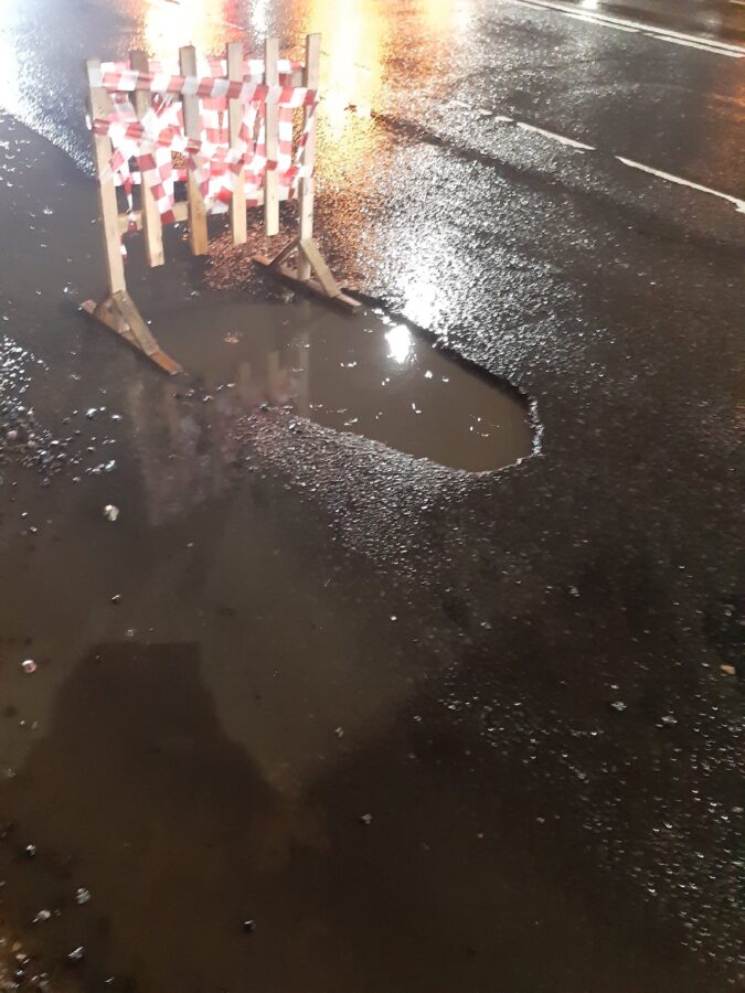 Пять водителей угодили в яму на дороге в Твери