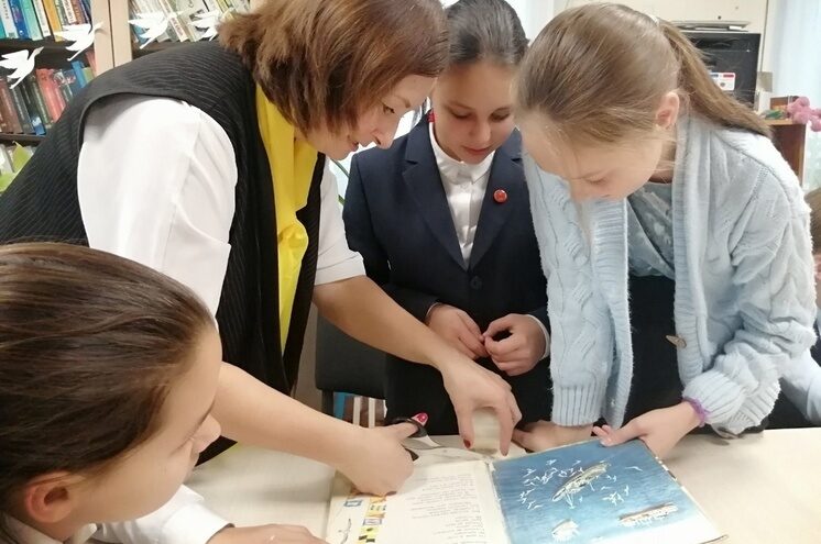 Школьники Андреапольского района Тверской области познакомились с книжным фондом местной библиотеки