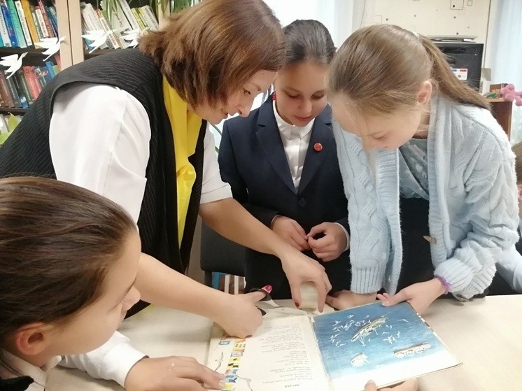 Школьники Андреапольского района Тверской области познакомились с книжным фондом местной библиотеки