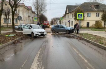 На перекрестке в Тверской области не смогли разъехаться два Renault