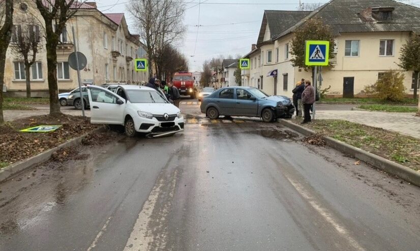 На перекрестке в Тверской области не смогли разъехаться два Renault На перекрестке в Тверской области не смогли разъехаться два Renault