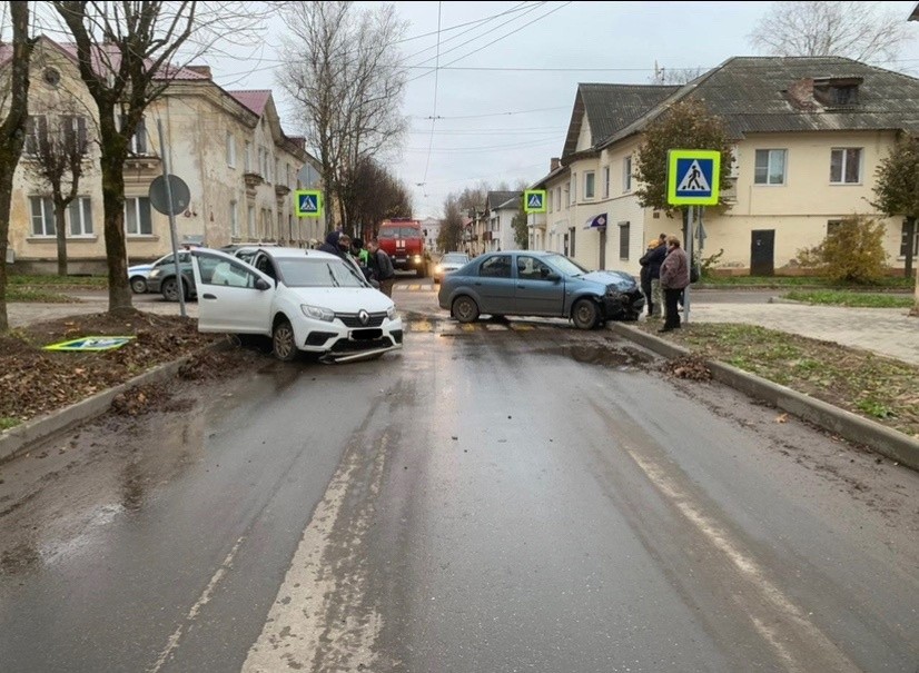 На перекрестке в Тверской области не смогли разъехаться два Renault