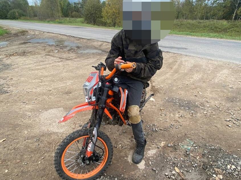 Маму 12-летнего водителя питбайка доставили в полицию Твери Маму 12-летнего водителя питбайка доставили в полицию Твери