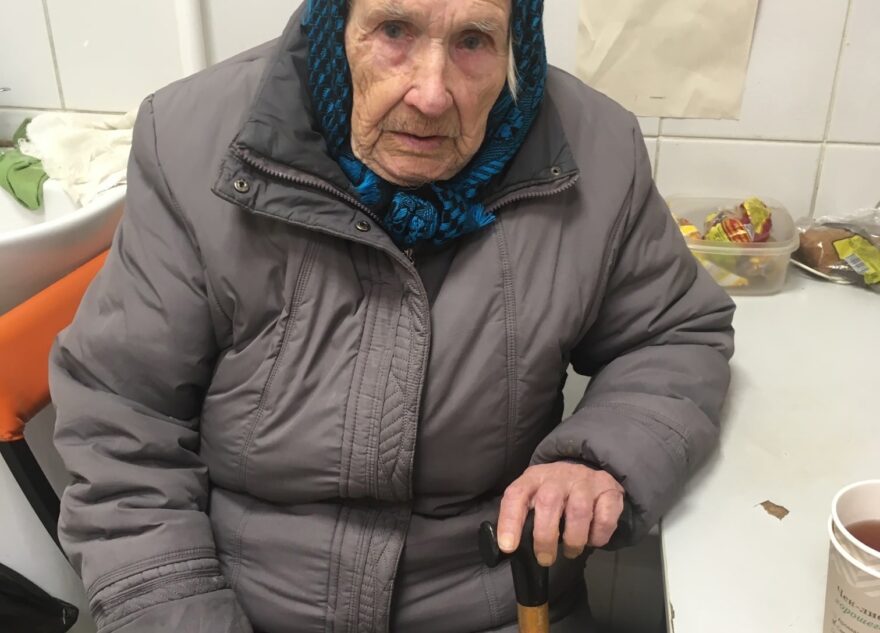 Потерявшейся в поселке под Тверью бабушке помогли вернуться домой Потерявшейся в поселке под Тверью бабушке помогли вернуться домой