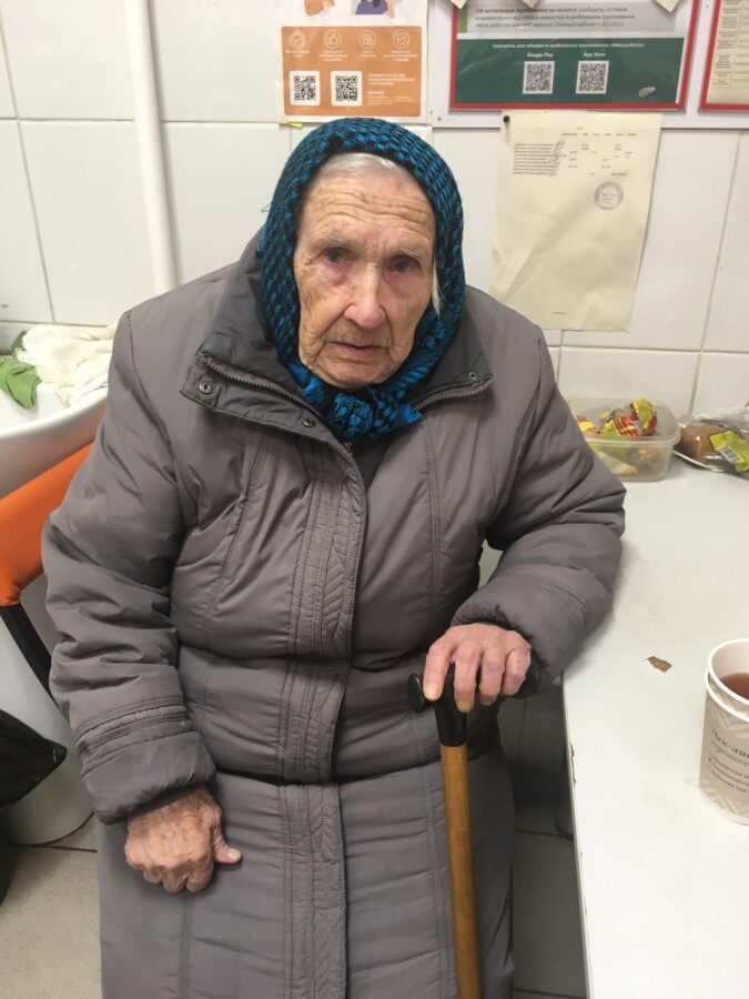 Потерявшейся в поселке под Тверью бабушке помогли вернуться домой