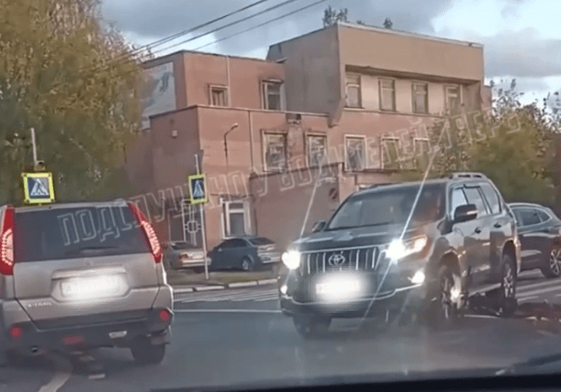 В Твери велосипедист попал под колеса внедорожника