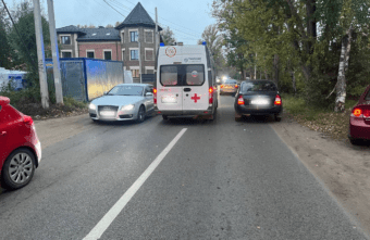 В Твери легковушка сбила перебегавшую дорогу девочку