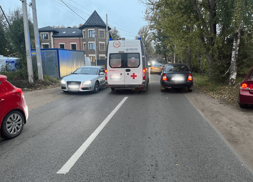 В Твери легковушка сбила перебегавшую дорогу девочку