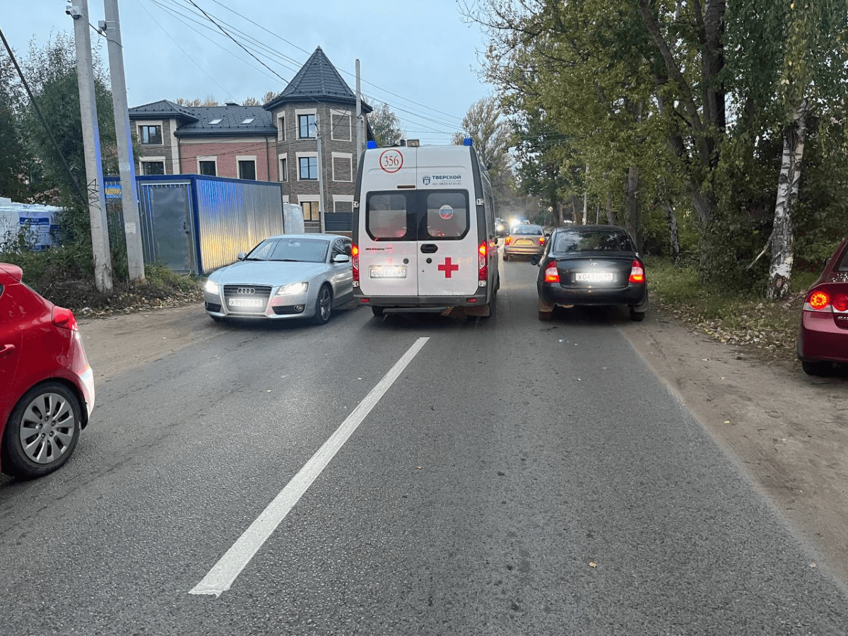 В Твери легковушка сбила перебегавшую дорогу девочку