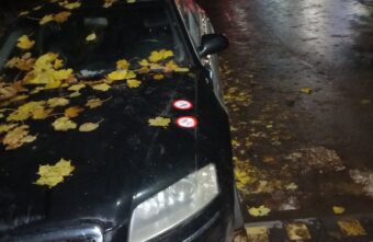 Вечером в Твери хулиганы повредили припаркованные автомобили