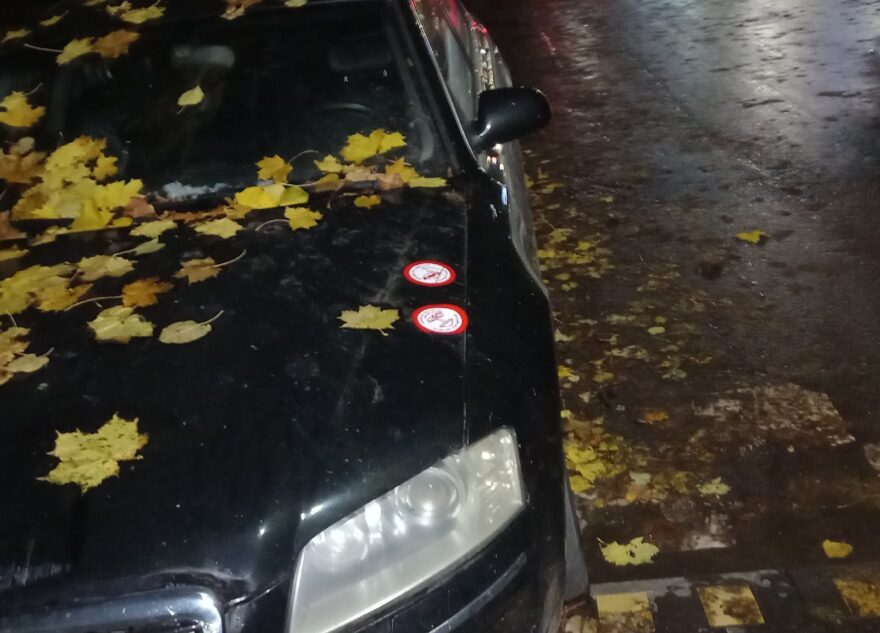 Вечером в Твери хулиганы повредили припаркованные автомобили Вечером в Твери хулиганы повредили припаркованные автомобили
