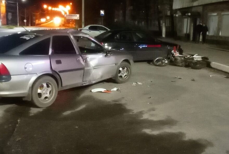 Водитель Suzuki сбил пешехода на зебре в Тверской области Водитель Suzuki сбил пешехода на зебре в Тверской области