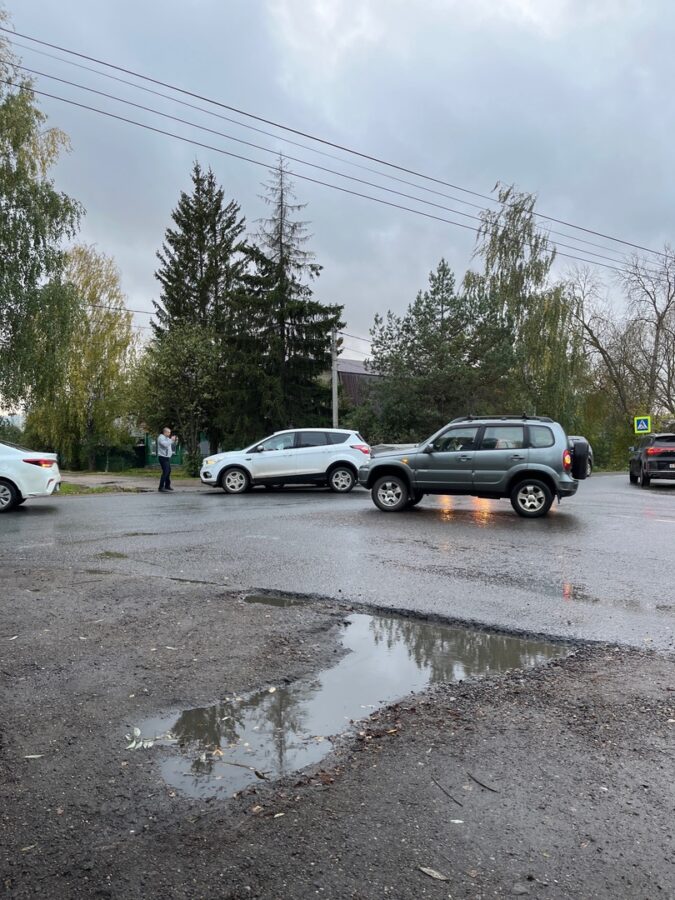 В Заволжском районе Твери собралась пробка из-за столкнувшихся машин