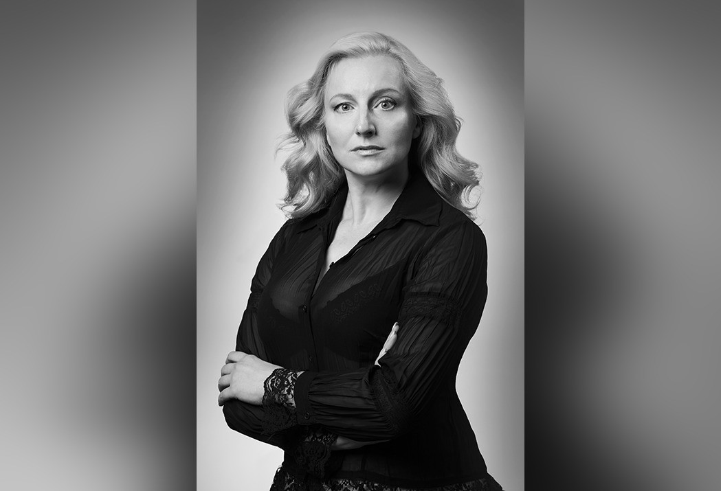 Игорь Руденя поздравил актрису областного театра драмы Дарью Павлишину с присвоением почетного звания